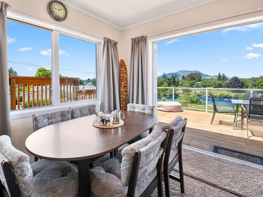 Central Riverside Retreat - Taupo Holiday Home Zewnętrze zdjęcie
